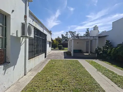 Casa en Venta con 3 cocheras