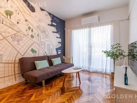 Luz, Diseño y Altura: Impecable 2 Ambientes Reciclado con Balcón en Microcentro