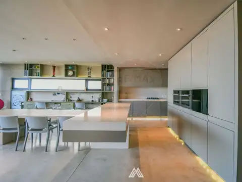 Oficina en Venta con 8 cocheras