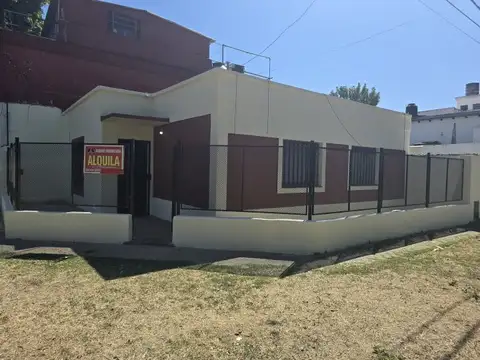 ALQUILER CASA DE TRES DORMITORIOS CON COCHERA