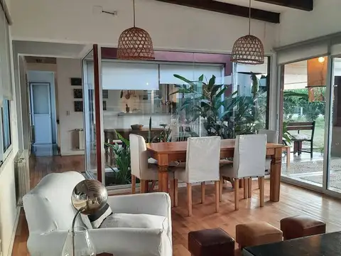 Casa en Alquiler con 2 cocheras