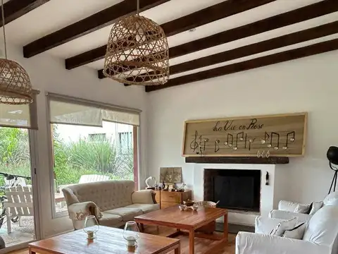 Casa 8 ambientes con 4 baños