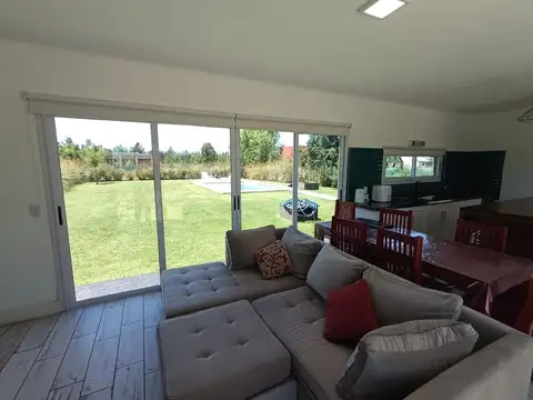 Casa en VENTA . Cuenta con 1 Dormitorio , Verde, Pileta