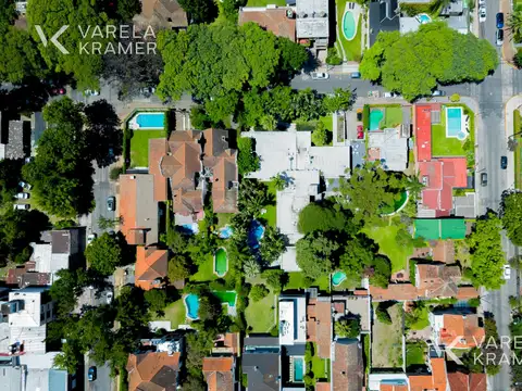 Casa 13 ambientes con 5 baños