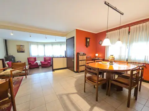 Chalet 5 amb. con garage y patio - Pringles y Arenales