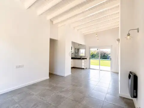 Casa en Alquiler con 2 cocheras