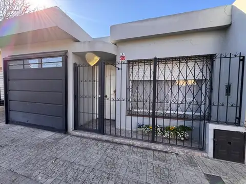 ALQUILER - CASA TRES AMBIENTES C/COCHERA - S. A. DE PADUA