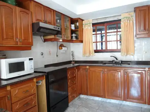 CHALET  4 AMBIENTES CON PISCINA SUPERFICIE TOTAL 322 M2