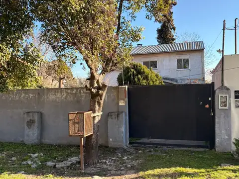 Maquinista Savio (Peru 5038) A REFACCIONAR. 3 viviendas. Lote 600 m2