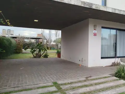 Alquiler de Casa de Tres Dormitorios en Barrio Cantegril Funes