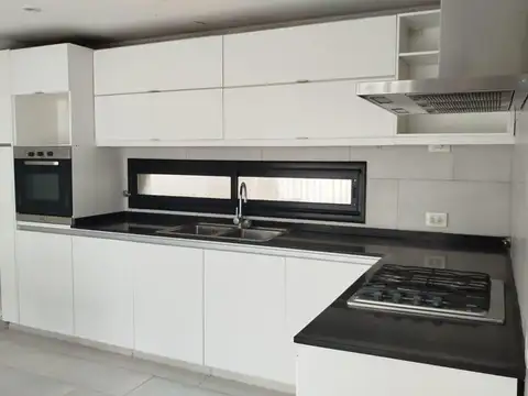 Casa en Alquiler con 1 cochera