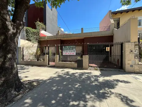 Casa 3 ambientes con depto. al fondo.
