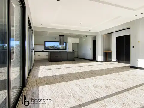 Casa 4 ambientes con 2 baños