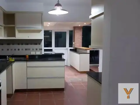 Casa 5 ambientes con 4 baños