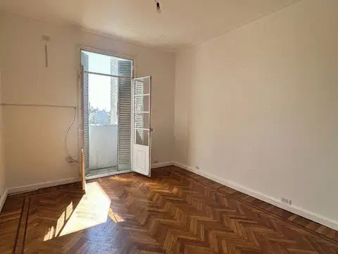 Amplio y luminoso departamento 2 ambientes con balcón al contrafrente. Apto profesional.