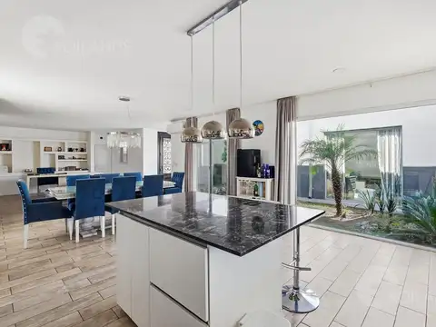 Casa 5 ambientes con 4 baños