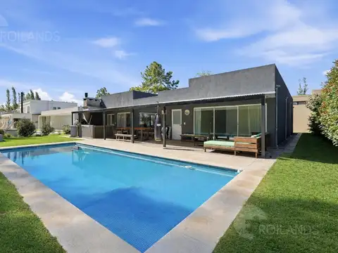 OPORTUNIDAD - CASA 5 AMB CON PISCINA EN C.C. "LA PEREGRINA"