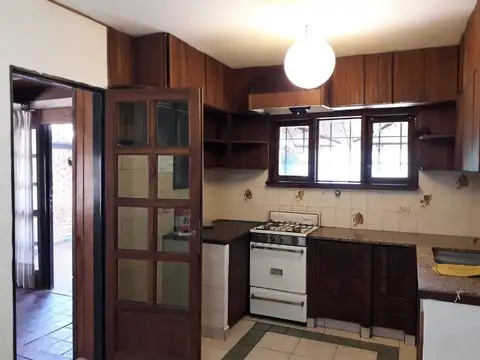 Casa 4 ambientes con 2 baños