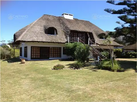 CASA EN VENTA Y ALQUILER     Ubicado en pinares a solo 100m del mar