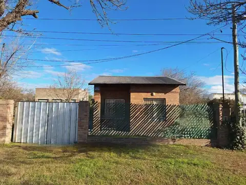 Casa en venta c/ cochera en Pueblo Andino