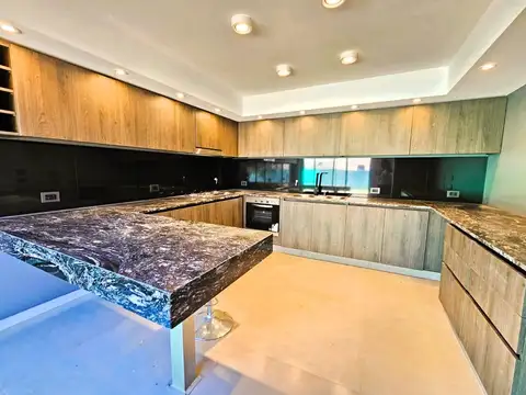 Casa 7 ambientes con 2 baños