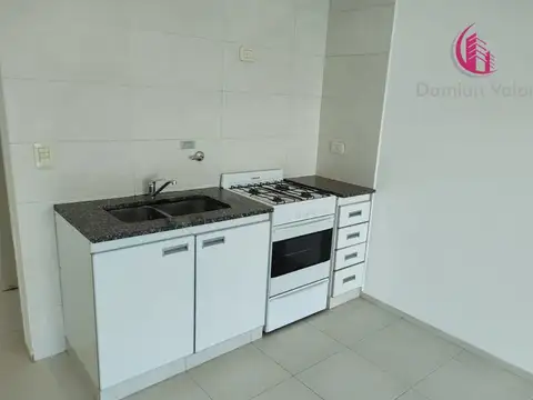 AMPLIO Y MUY LUMINOSO MONOAMBIENTE CON BALCÓN AL CONTRAFRENTE.