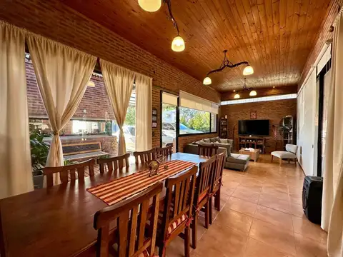Impecable casa en venta en Barrio semicerrado - APTA CREDITO    ID 5717