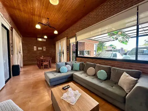 Impecable casa en venta en Barrio semicerrado - APTA CREDITO    ID 5717