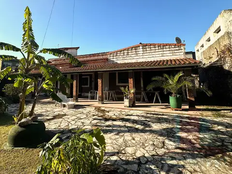 Venta Casa De 3 Ambientes - Local - Garage - Fondo Parquizado Lomas Del Mirador