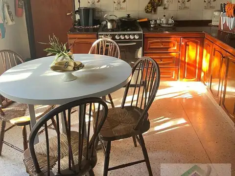 Casa 6 ambientes con 2 baños