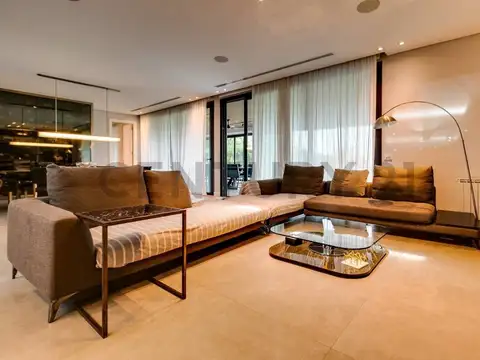 Casa de categoría en venta en Greenville Polo & Resort – 7 ambientes sobre triple lote con pileta