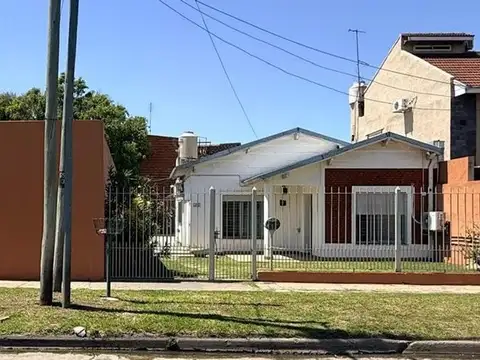 VENTA CASA CON LOTE LINDERO 3 AMB JARDIN  SOLANO