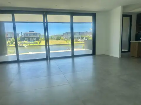 Casa 6 ambientes con 4 baños