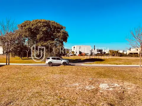 Lote en venta con vista a la laguna en Pilará- La Calesa