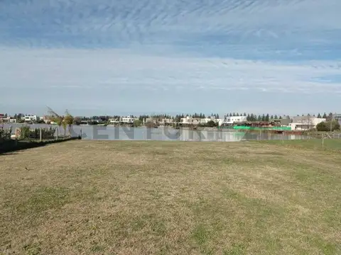 Venta de lote en el exclusivo club de campo Cruz de Sur .Bajamos el precio !