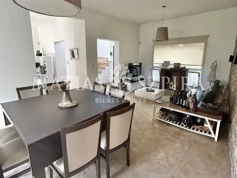 Casa 4 ambientes con 2 baños