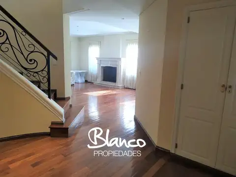 Casa en Venta con 3 cocheras