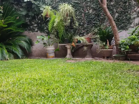casa en venta muy buen estado, amplia y mucha luz, departamentos independientes, quincho cochera y jardin.