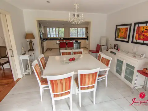 Casa en Alquiler con 4 cocheras