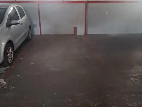 EXCELENTE COCHERA FIJA CUBIERTA