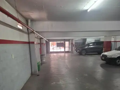 EXCELENTE COCHERA FIJA CUBIERTA