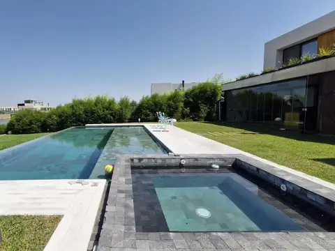 Alquiler amoblado Casa de 5 Amb a la Lag con Muelle Propio, Piscina Inf. Jacuzzi y Quincho Vidriado
