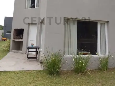 OPORTUNIDAD  VENDEMOS COMPLEJO DE DOS DUPLEX + CASA EN EXCELENTE ESTADO EN CLAROMECO