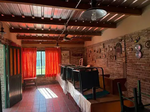 CASA EN VENTA EN OLIVEROS CON JARDIN Y PILETA