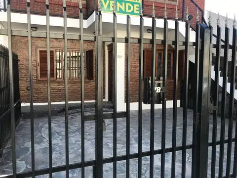 TIPO CASA AL FRENTE CON ENTRADA PARA AUTO 100 m2