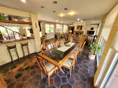 Casa 10 ambientes con 4 baños