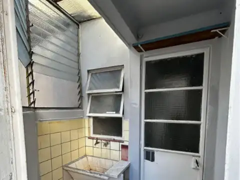 PH DE 3 AMBIENTES CON TERRAZA PROPIA. 2° PISO POR ESCALERA. EXCELENTE UBICACIÓN. ANTIGUO