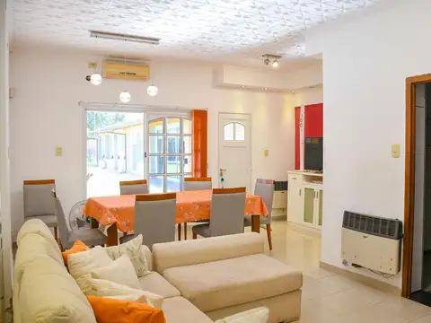 Casa en Venta en Álvarez 2 Dormitorios 750m2 de Terreno