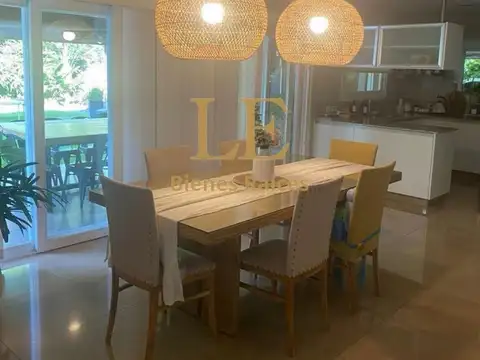 Casa en Venta con 4 cocheras