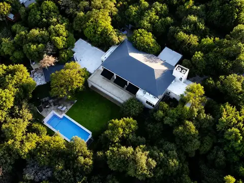VENTA GRAN CASA COUNTRY EL BOSQUE RECIBE MENOR